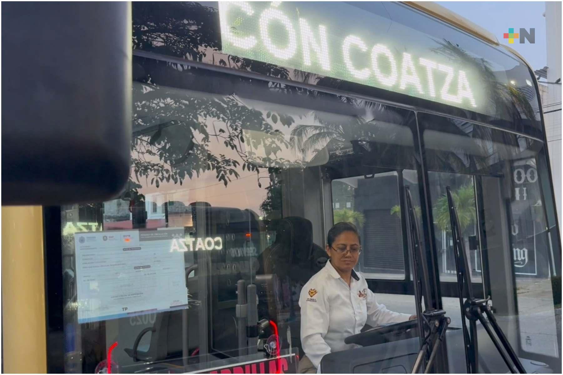 Una mamá de Coatzacoalcos al volante del transporte público Quetzalli