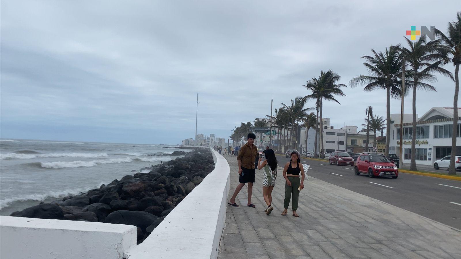 Frente frío 48 no detuvo a turistas para disfrutar del municipio de Veracruz