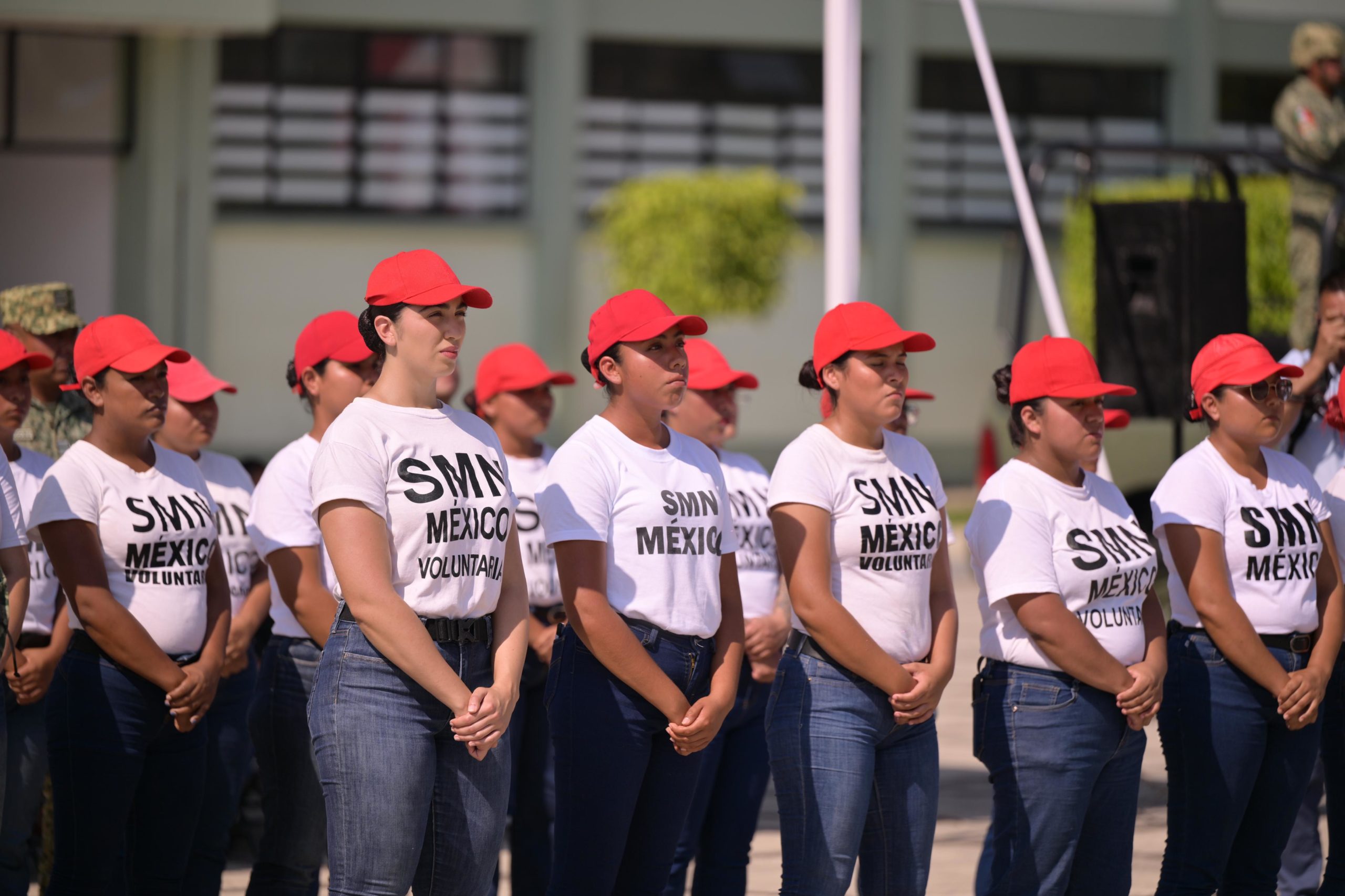 Joven voluntaria llama a sumarse al SMN en ceremonia del 164 aniversario de Batalla de Puebla
