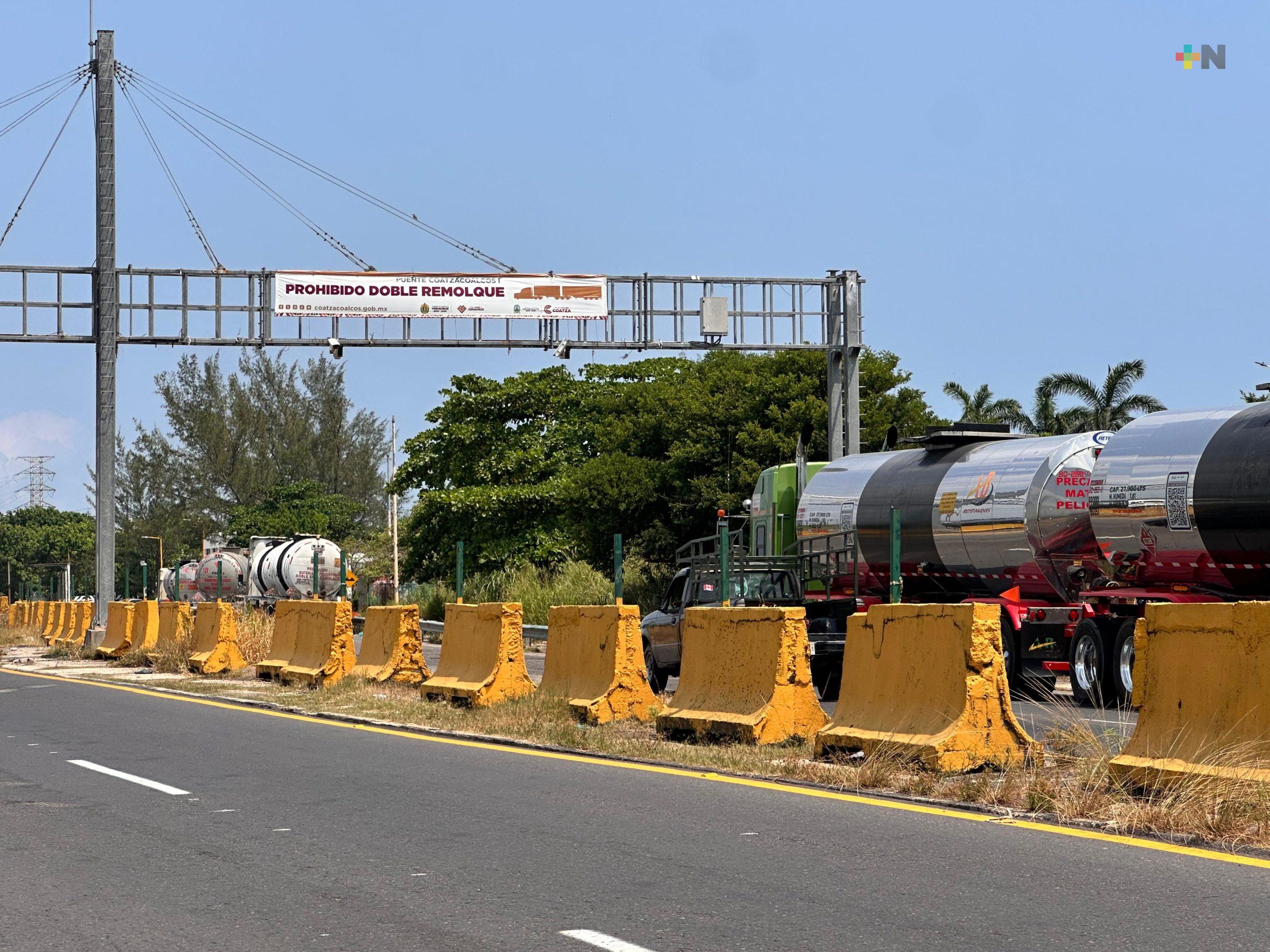 Operativos restringen doble remolque en puente Coatzacoalcos I