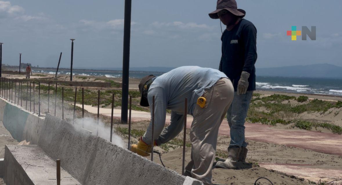 Avanza rehabilitación del malecón de Coatzacoalcos con nuevas bancas