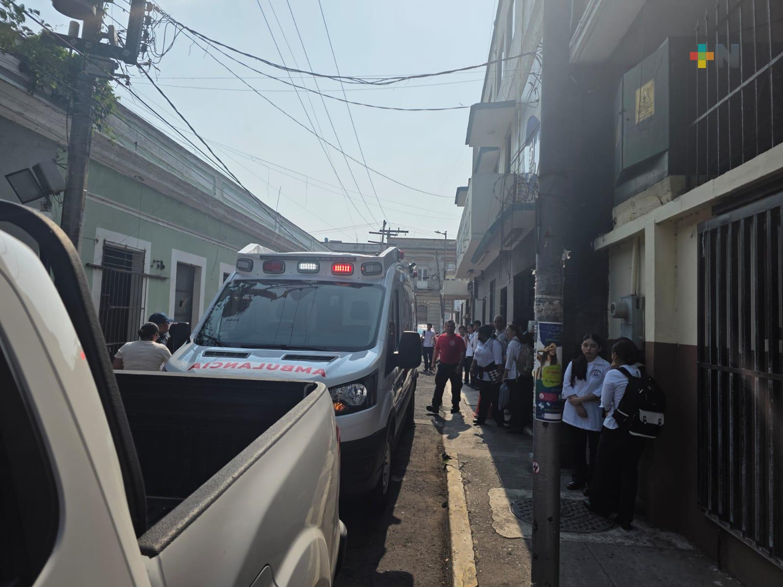 Evacuan a estudiantes por fuerte olor; dos presentaron intoxicación
