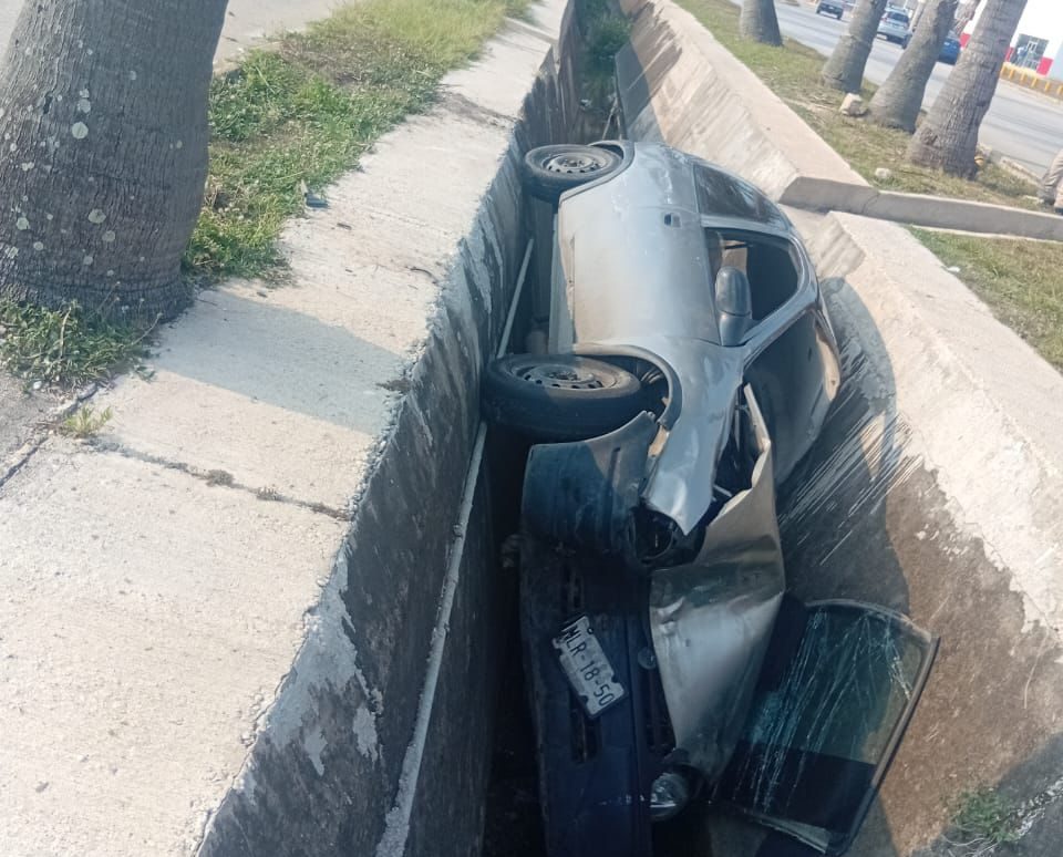 Automóvil termina dentro de canal pluvial en Coatzacoalcos
