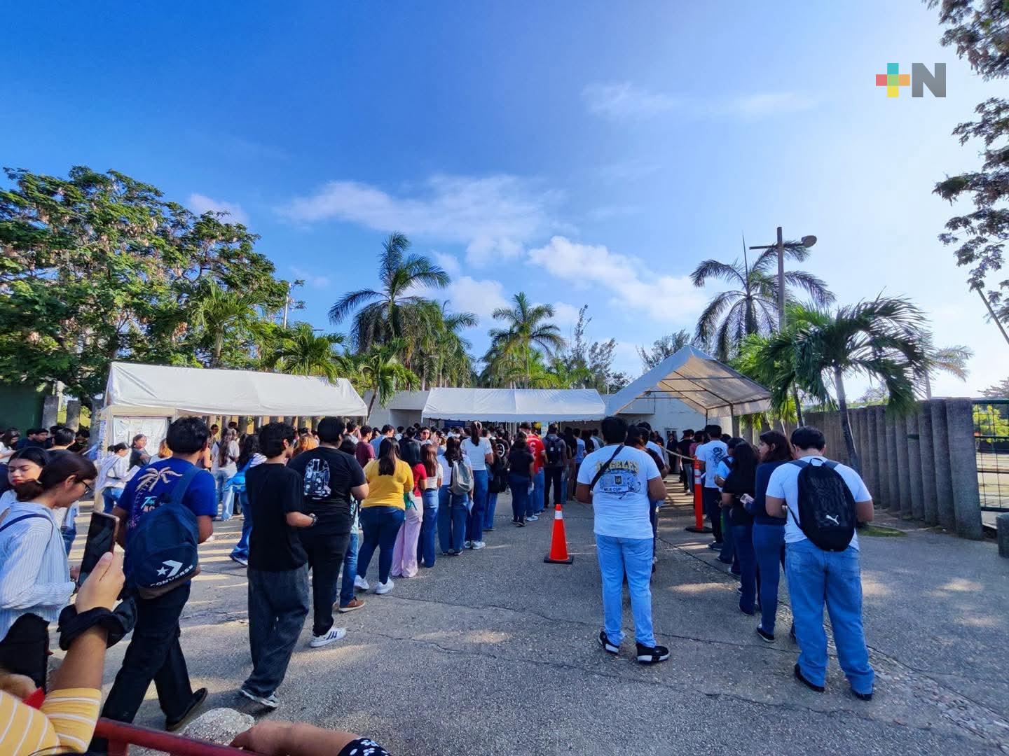 Aspirantes acuden a examen de ingreso en la UV