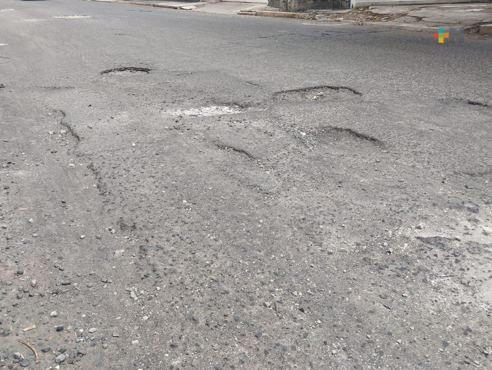Baches en calle Vía Muerta de Boca del Río dificultan el tránsito vial