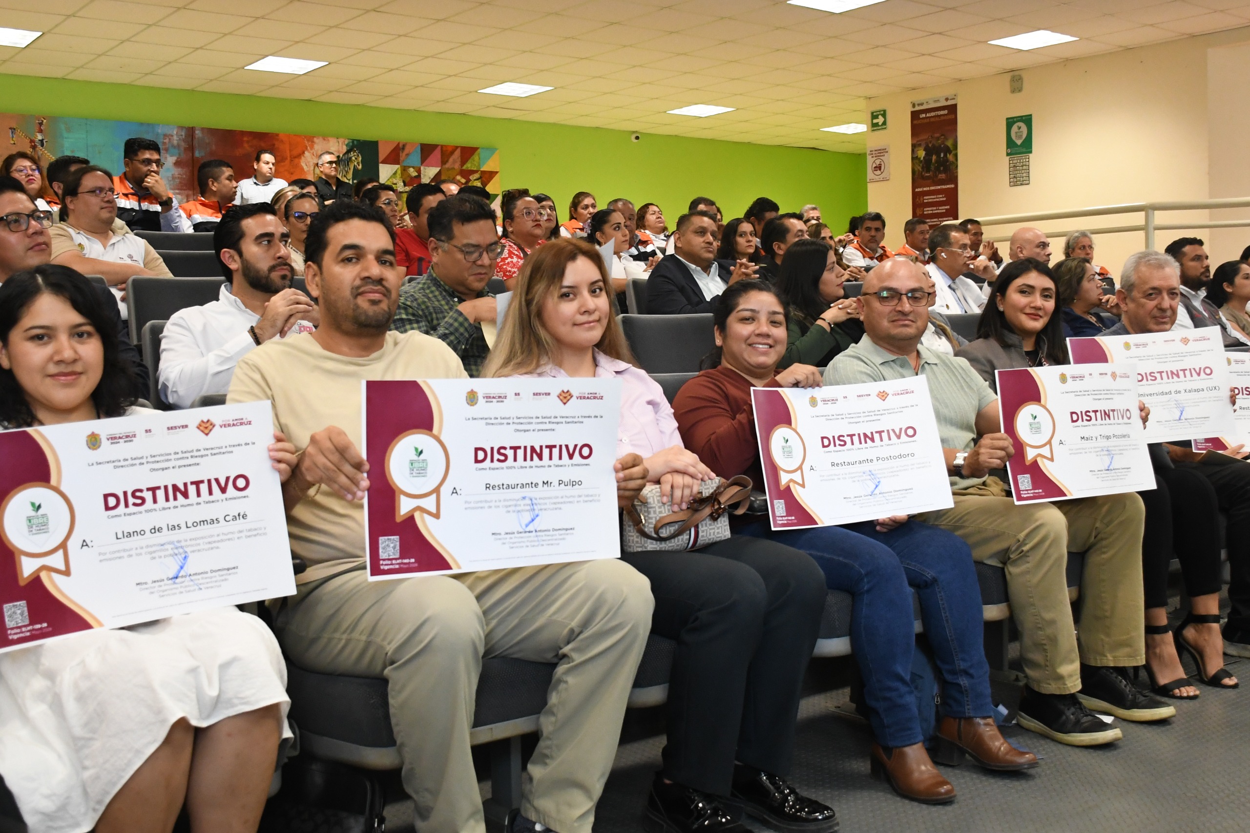 Entrega Salud distintivos a espacios 100% libres de humo