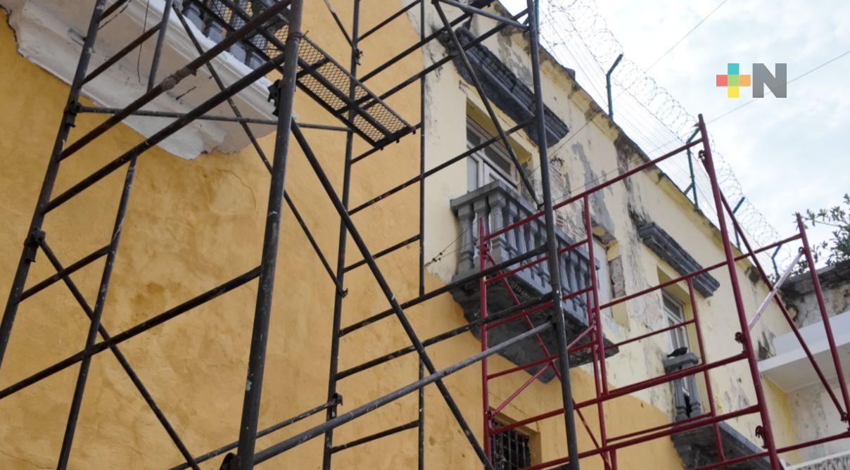Pintan edificios del centro histórico de Veracruz para mejorar imagen urbana