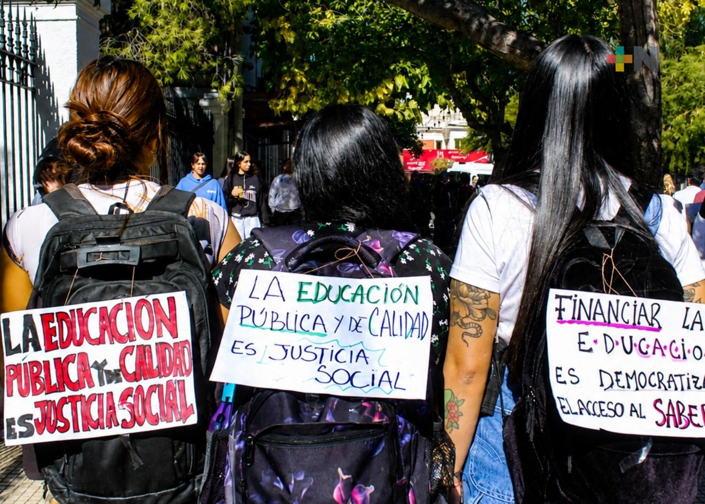 Marcha masiva por recortes de Milei a universidades en Argentina