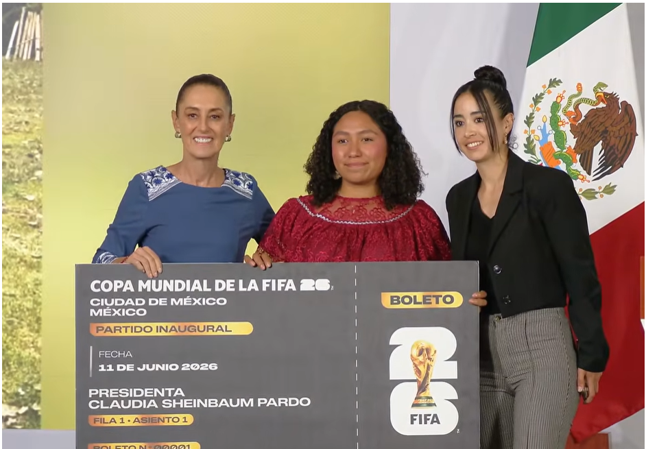 Sheinbaum regala su boleto del Mundial a joven de Tlaquilpa, Veracruz