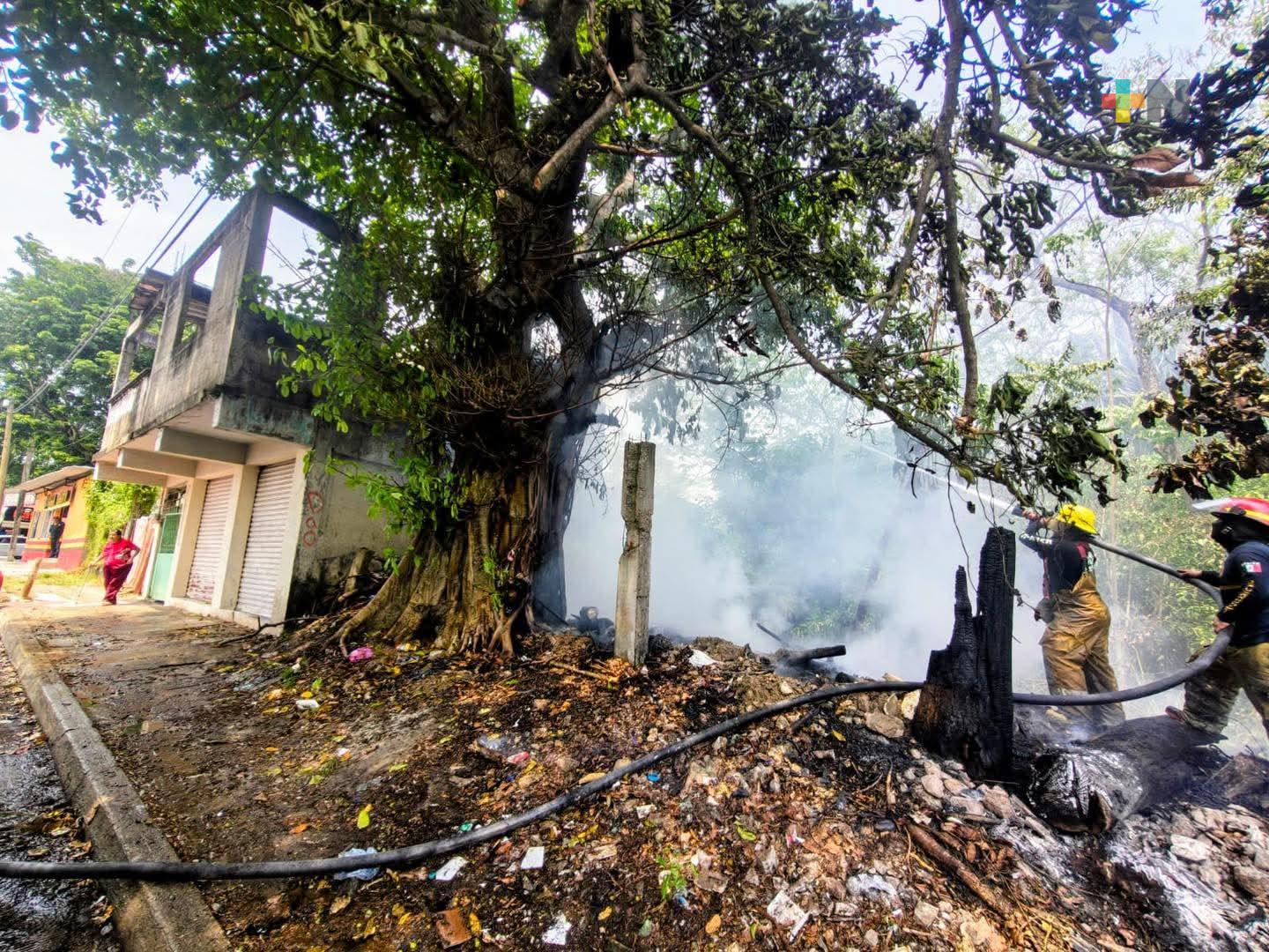 PC de Minatitlán atiende incendio de pastizal en lote baldío