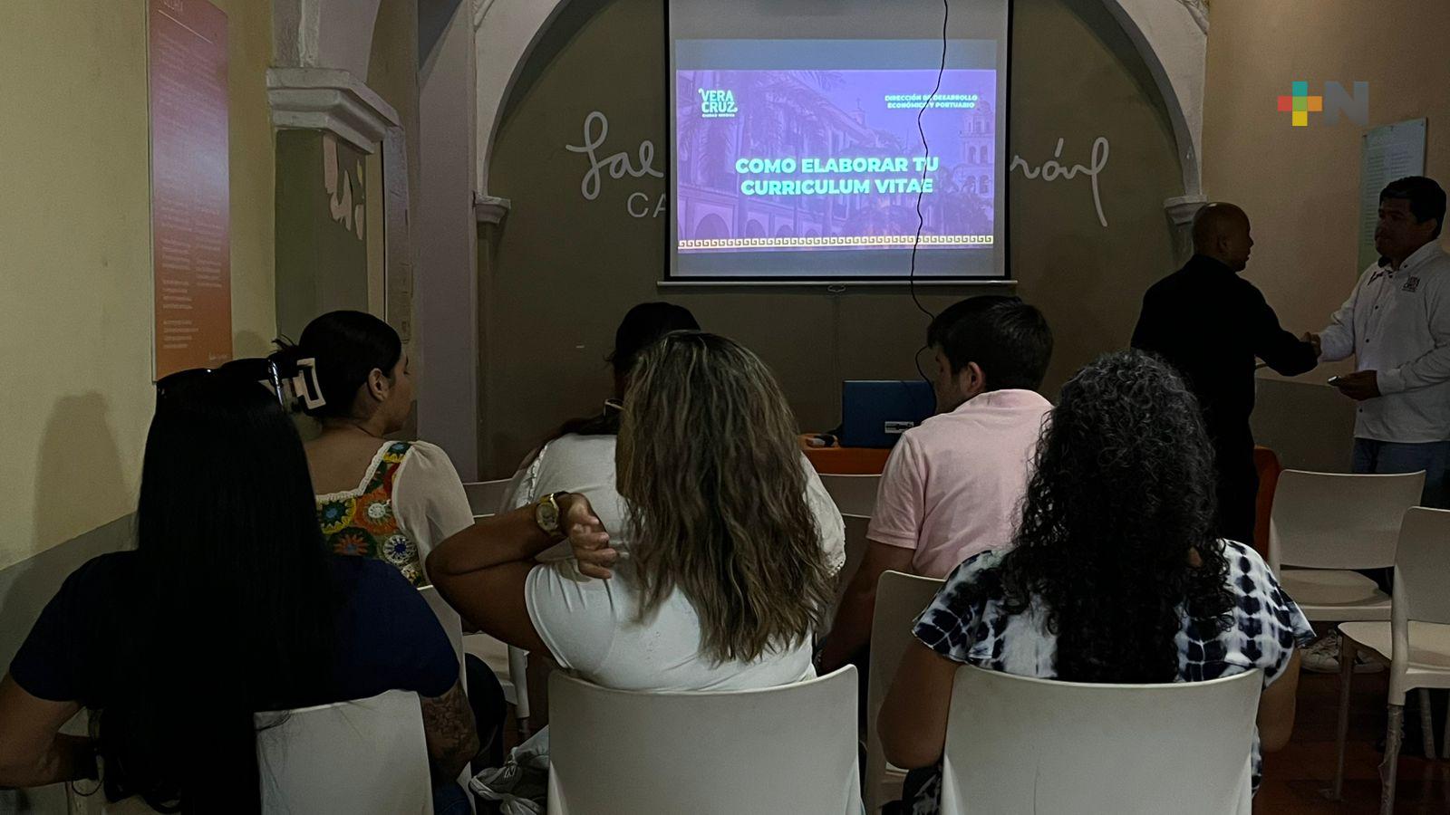 Imparten taller de elaboración de currículum vitae en la ciudad de Veracruz