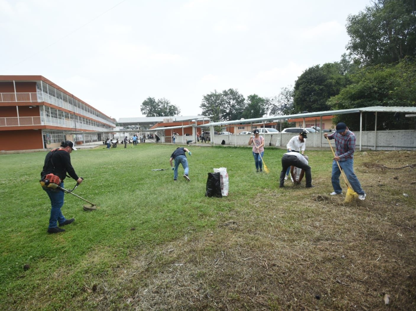 Realizan tequio en escuela primaria Carlos A. Carrillo de Xalapa