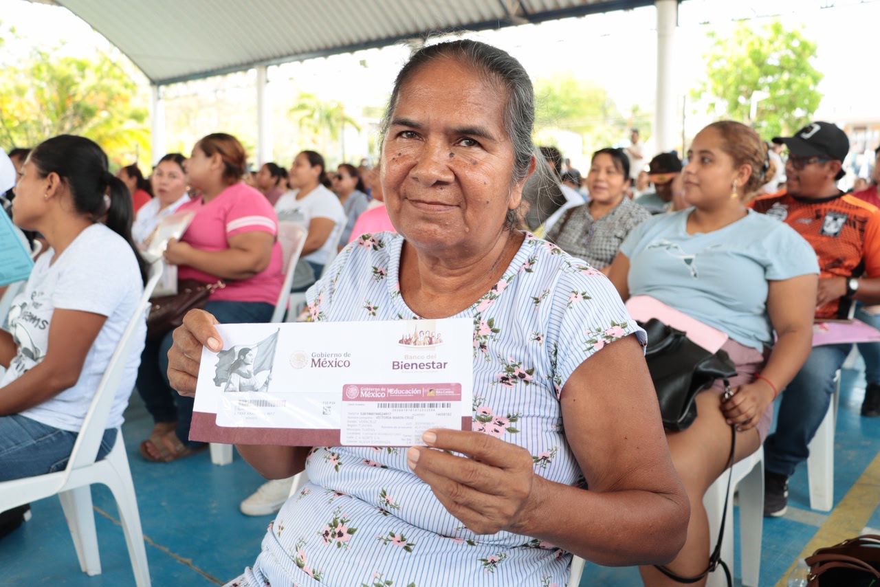 Reciben 289 estudiantes de Tuxpan Beca Rita Cetina