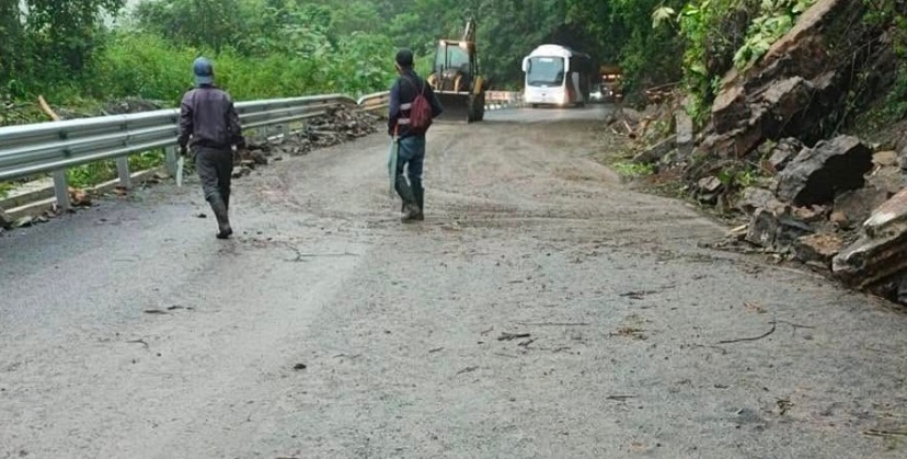 SICT mantiene conectividad en comunidades veracruzanas con atención en caminos en reconstrucción