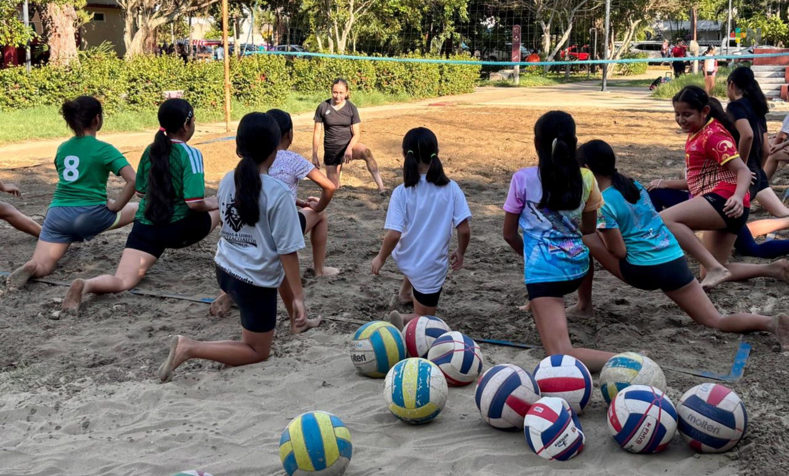 Danna Cortés impartió clínica de voleibol