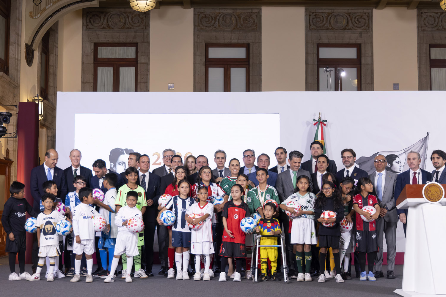 Acuden a Mañanera dueños de clubes de futbol; se comprometen a impulsar visión integral de este deporte