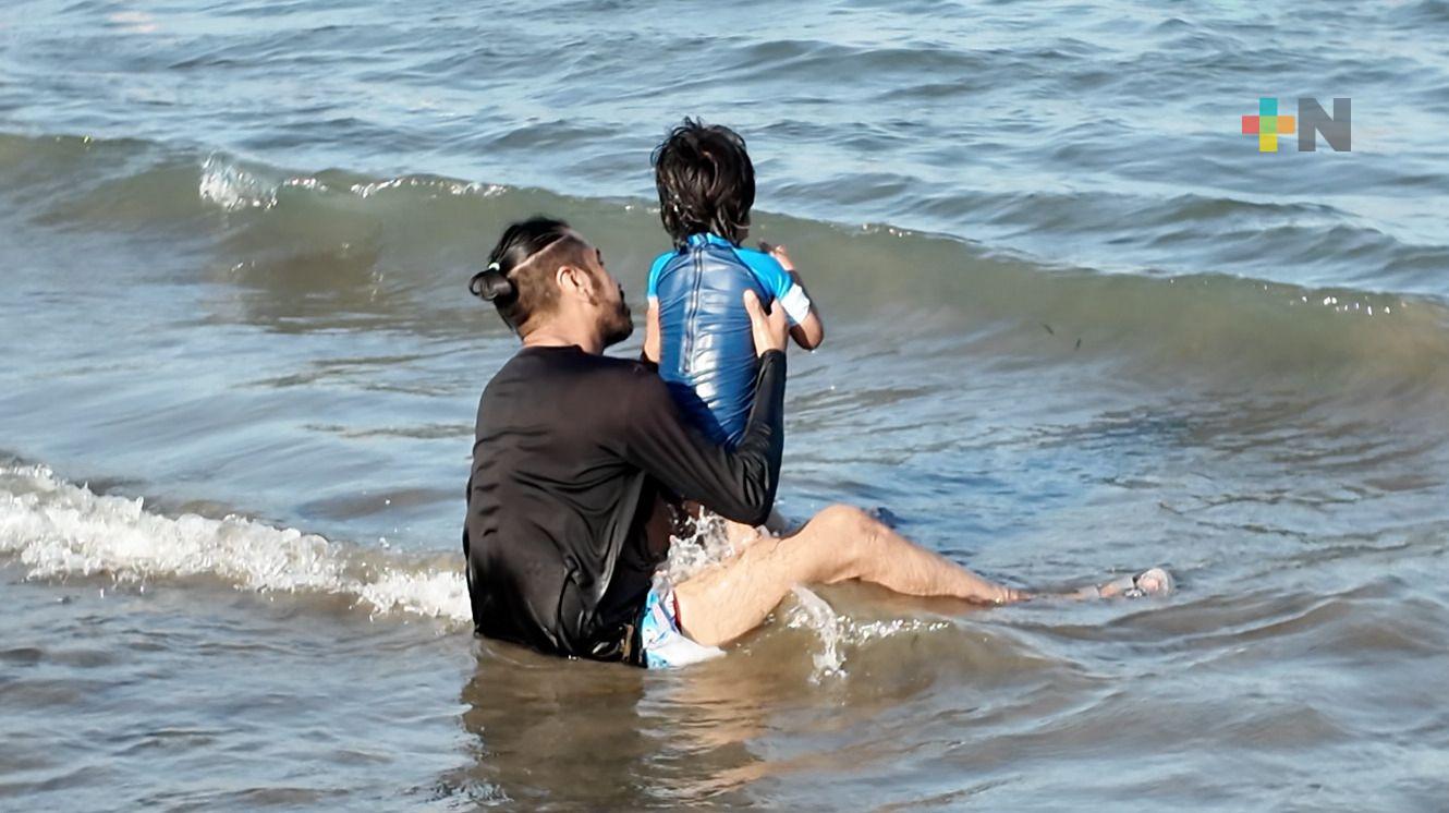 Padres disfrutan su día en playas de Veracruz puerto