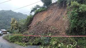 Retiro de material desprendido en carretera de Zongolica por lluvias