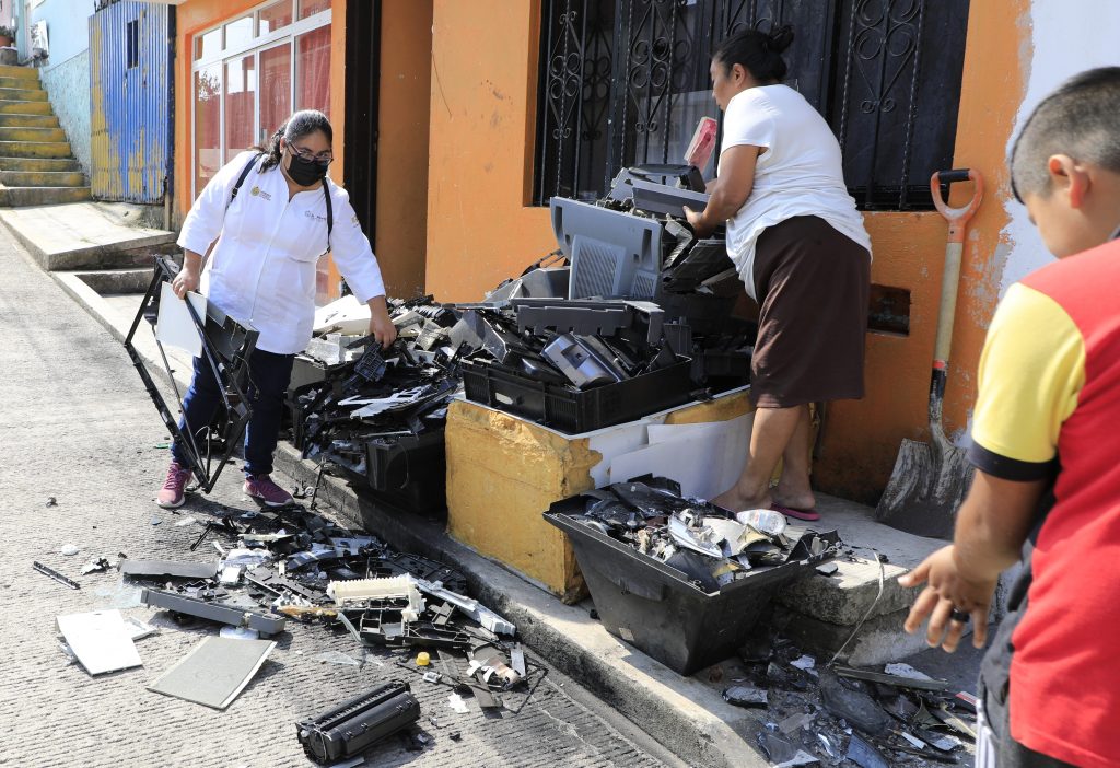 Campaña de descacharrización en Xalapa para prevenir proliferación de moscos
