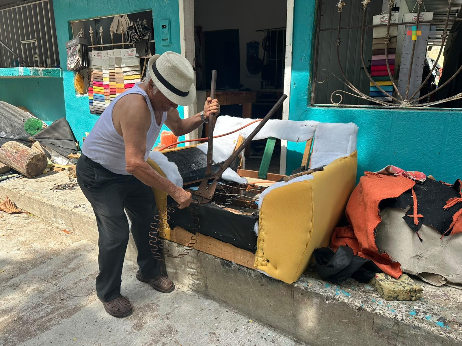 30 años dedicándose a la tapicería de muebles en Coatzacoalcos