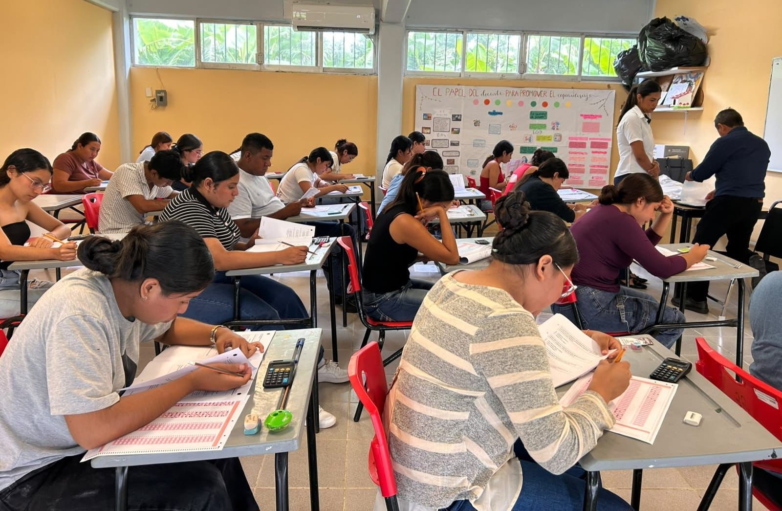 Por primera vez, ingreso a escuelas normales de Veracruz se realiza sin costo: SEV