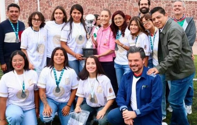 Presidenta entrega boletos para el Mundial