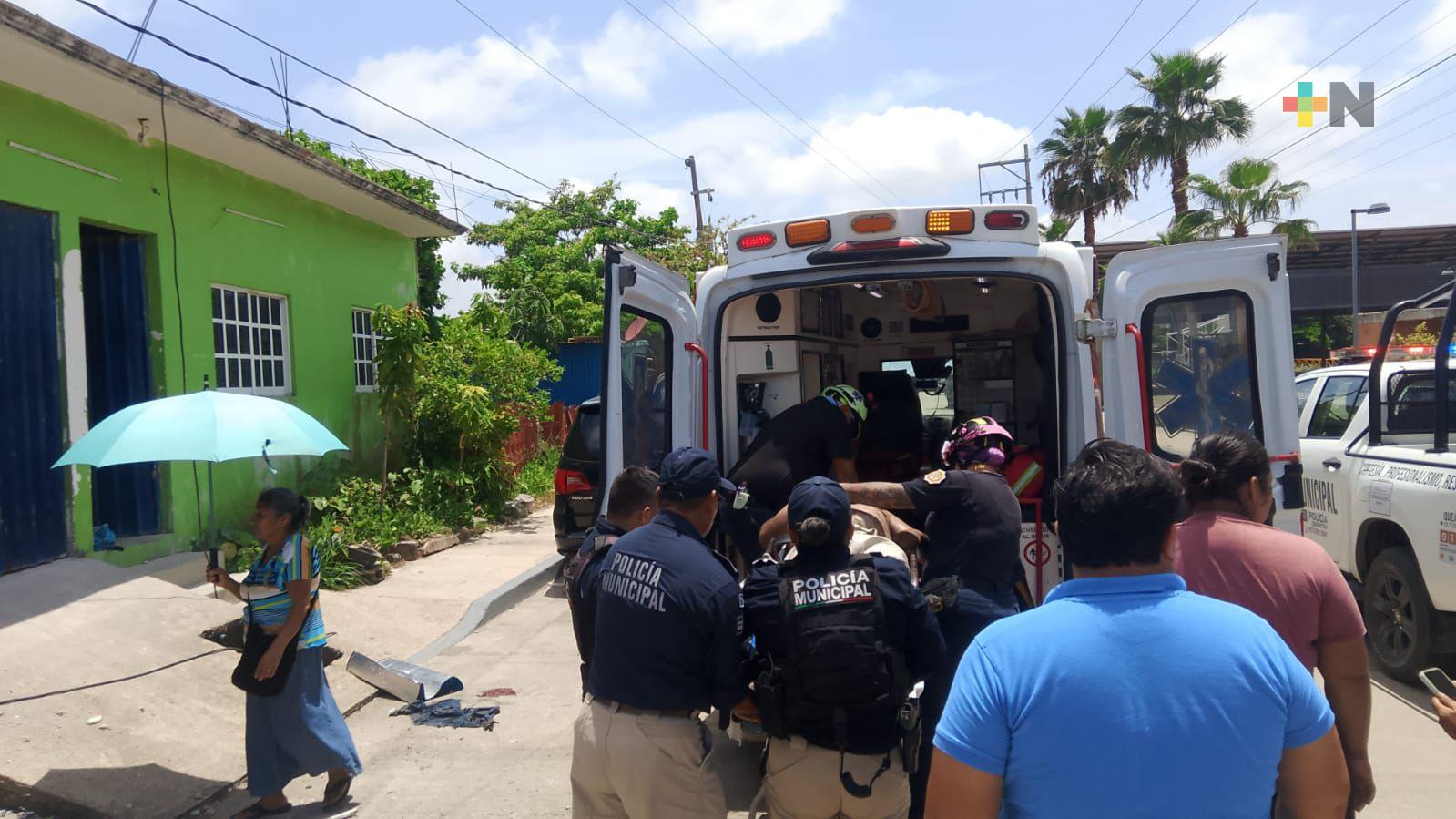 Descarga eléctrica deja a hombre herido en colonia de Coatzacoalcos