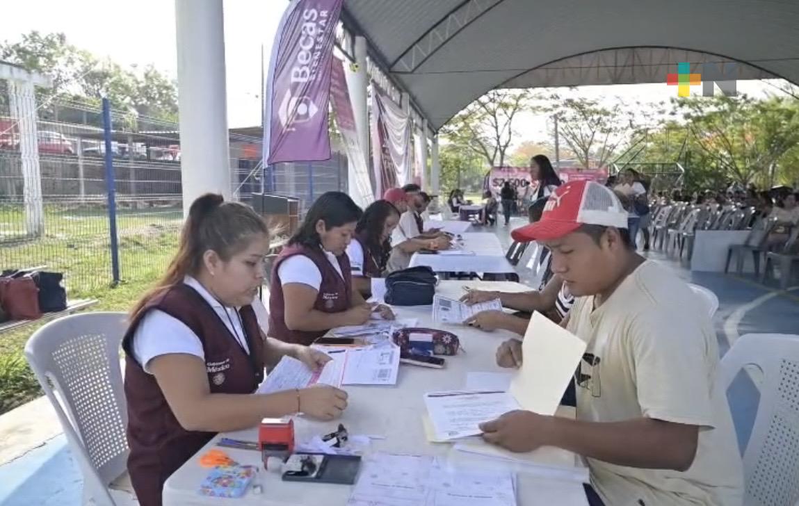 Entrega de Beca Rita Cetina en el municipio de Tuxpan