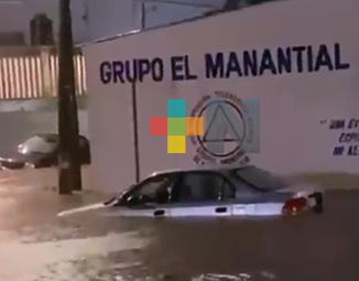 Tormenta provoca autos varados en Coatzacoalcos; no hubo daños mayores