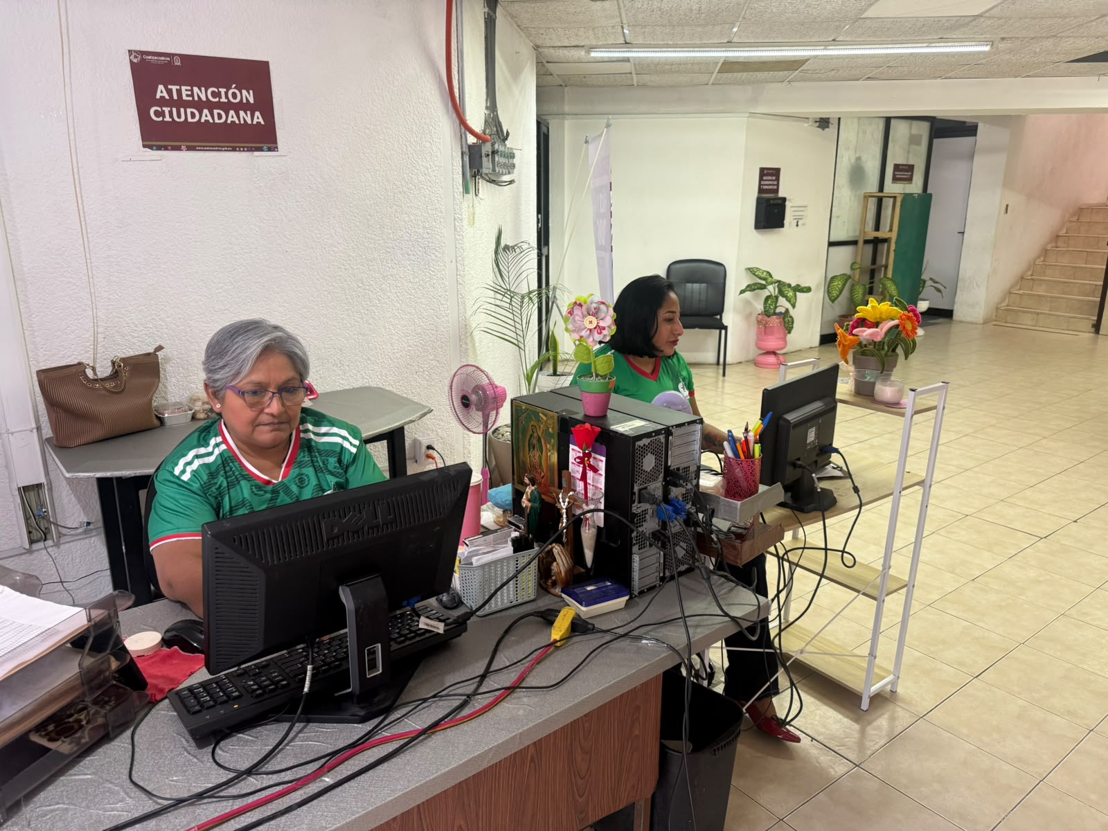 Oficinas públicas y privadas coloreadas de verde con playeras para apoyar a la selección