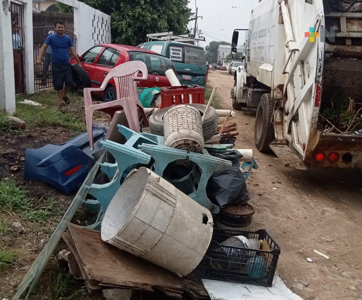 Retiran 25 toneladas de cacharros y llantas en colonia de Coatzacoalcos