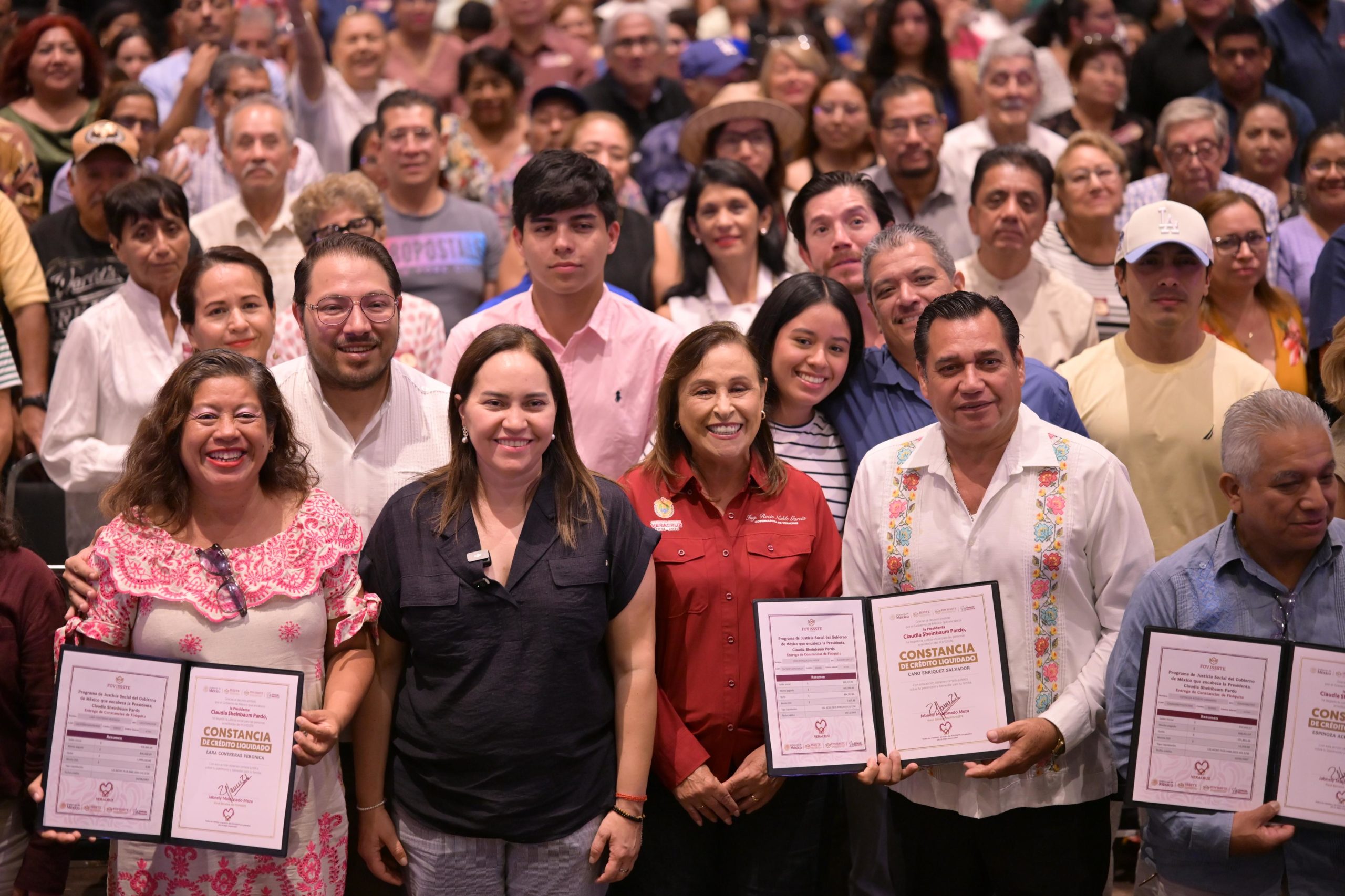 Reciben 648 familias veracruzanas constancias de finiquito de créditos FOVISSSTE