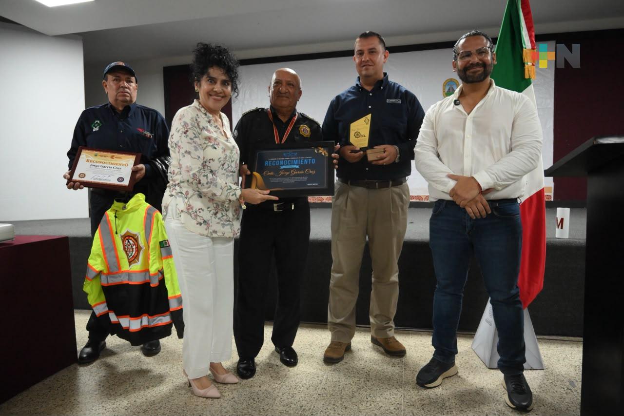 Reconocen al comandante de Bomberos de Coatzacoalcos