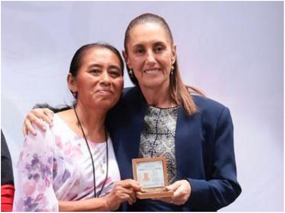 Docente de educación indígena de Veracruz recibe Medalla Maestro Manuel Altamirano