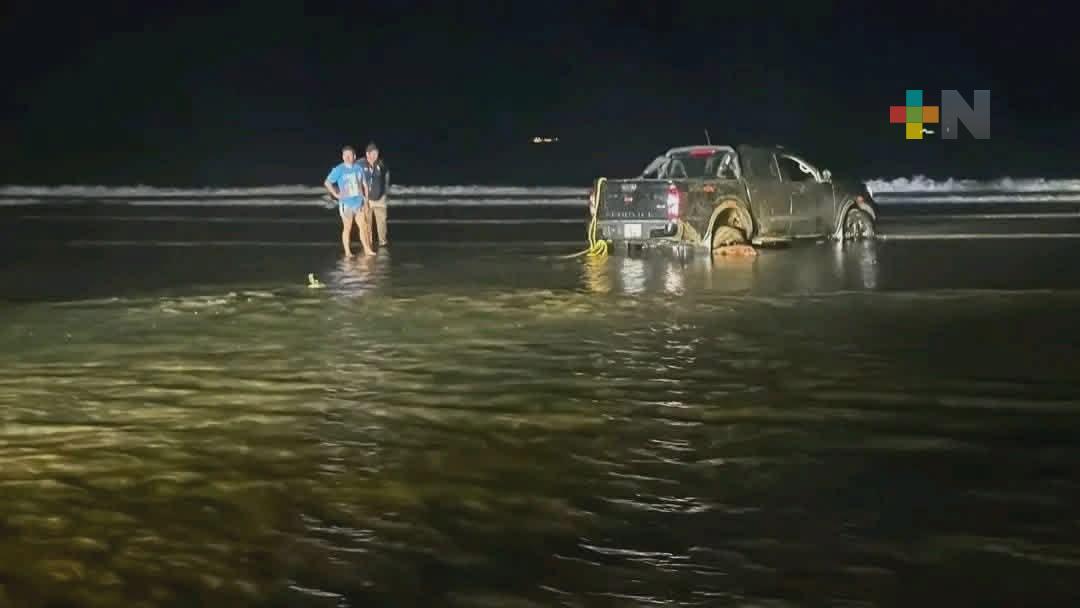 Rescatan camioneta hundida en la arena de Coatzacoalcos