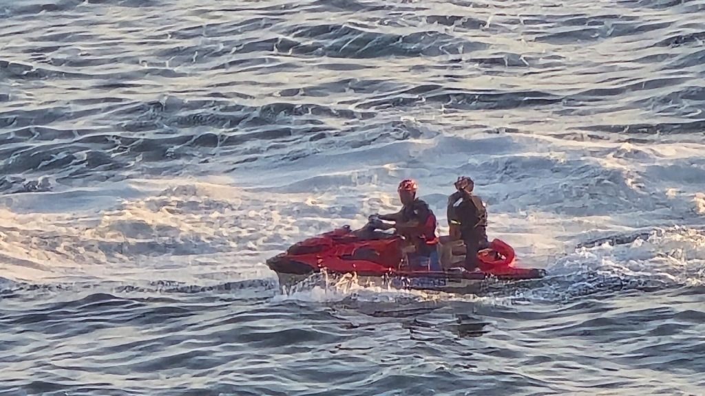 Captan rescate en mar de fondo en Acapulco