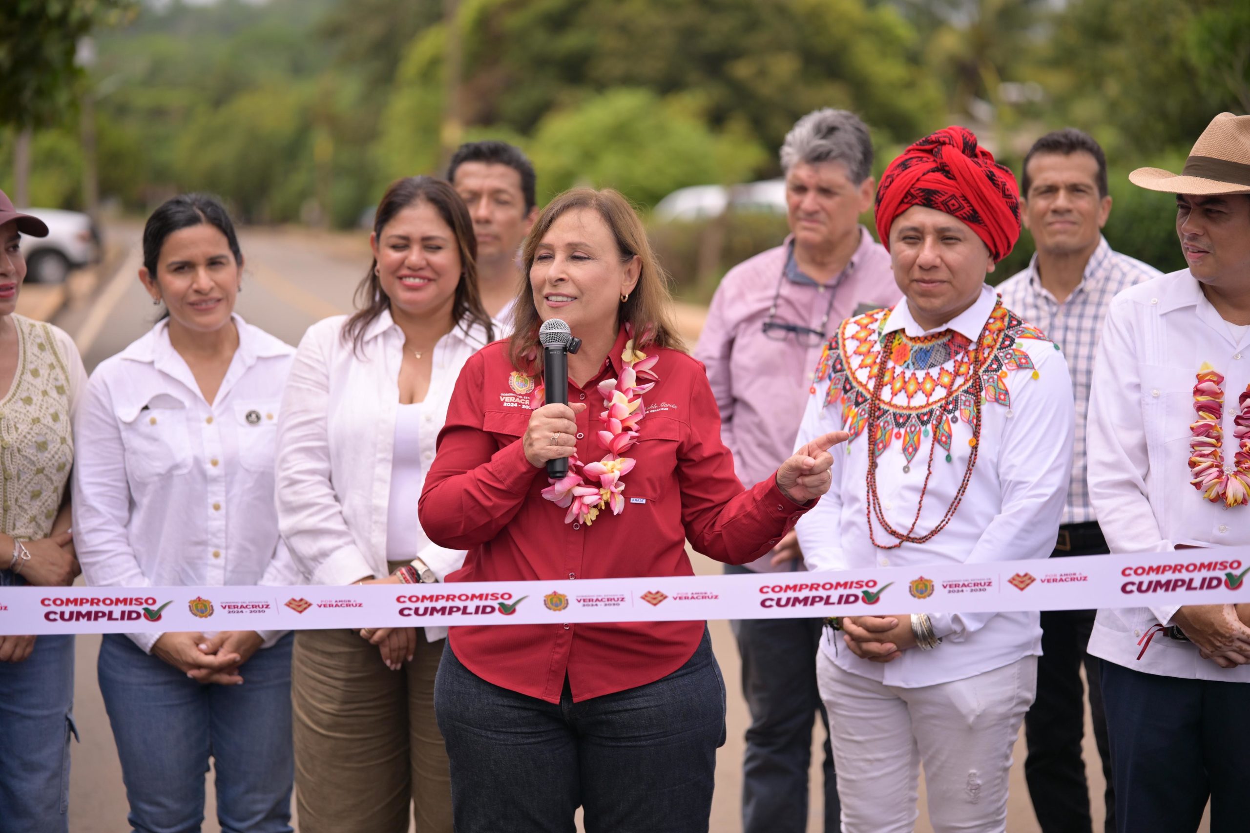 Rocío Nahle entrega tramo Acayucan-Comején; justicia social para el sur