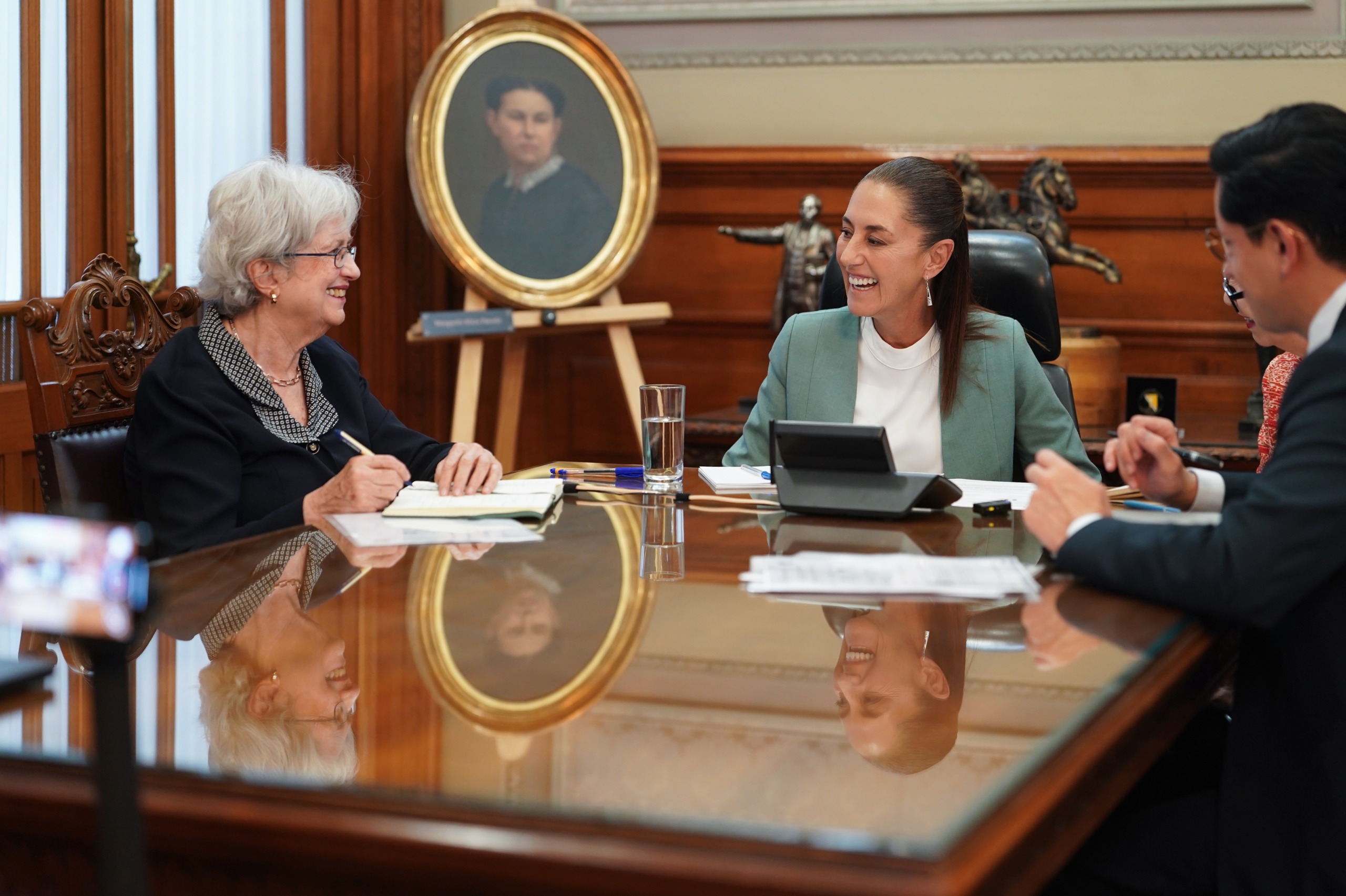 Presidenta Sheinbaum dialoga con primera ministra de Barbados