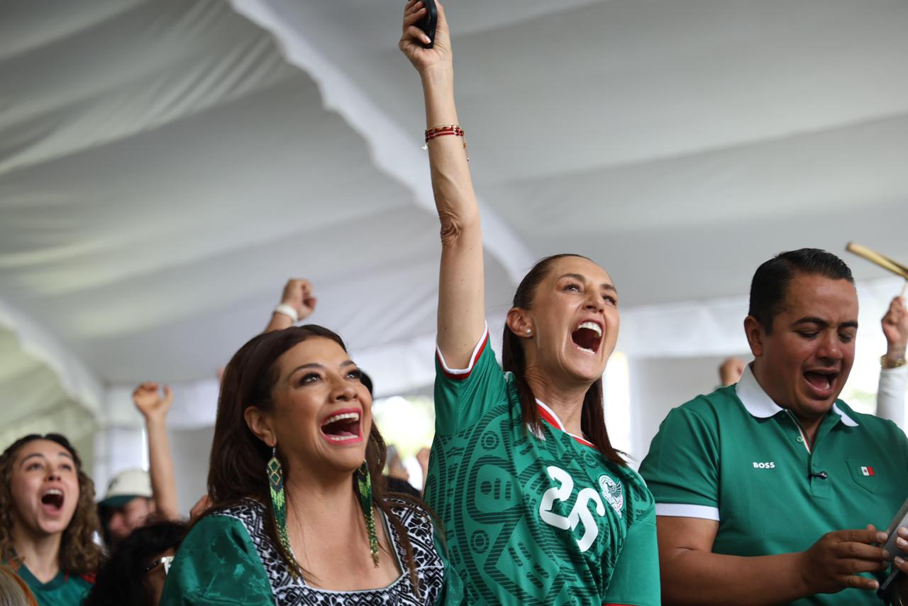 Festeja Sheinbaum con ciudadanos el triunfo de la selección mexicana