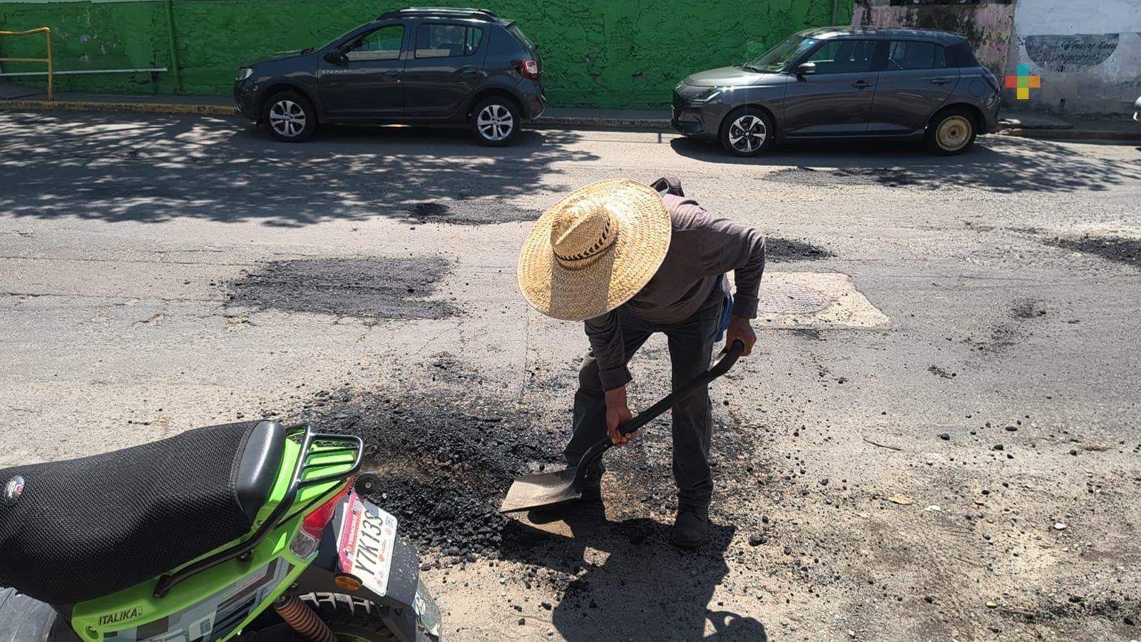 Tapan baches a cambio de monedas