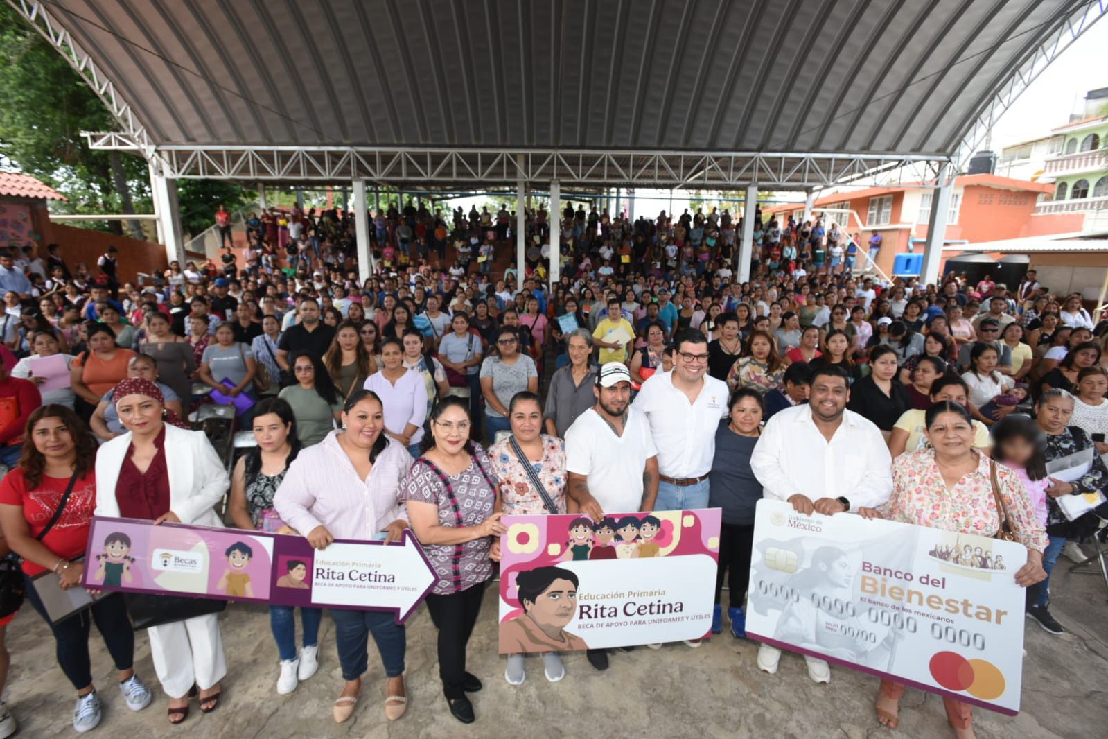 Reciben 738 estudiantes de Xalapa tarjetas Rita Cetina para útiles y uniformes escolares