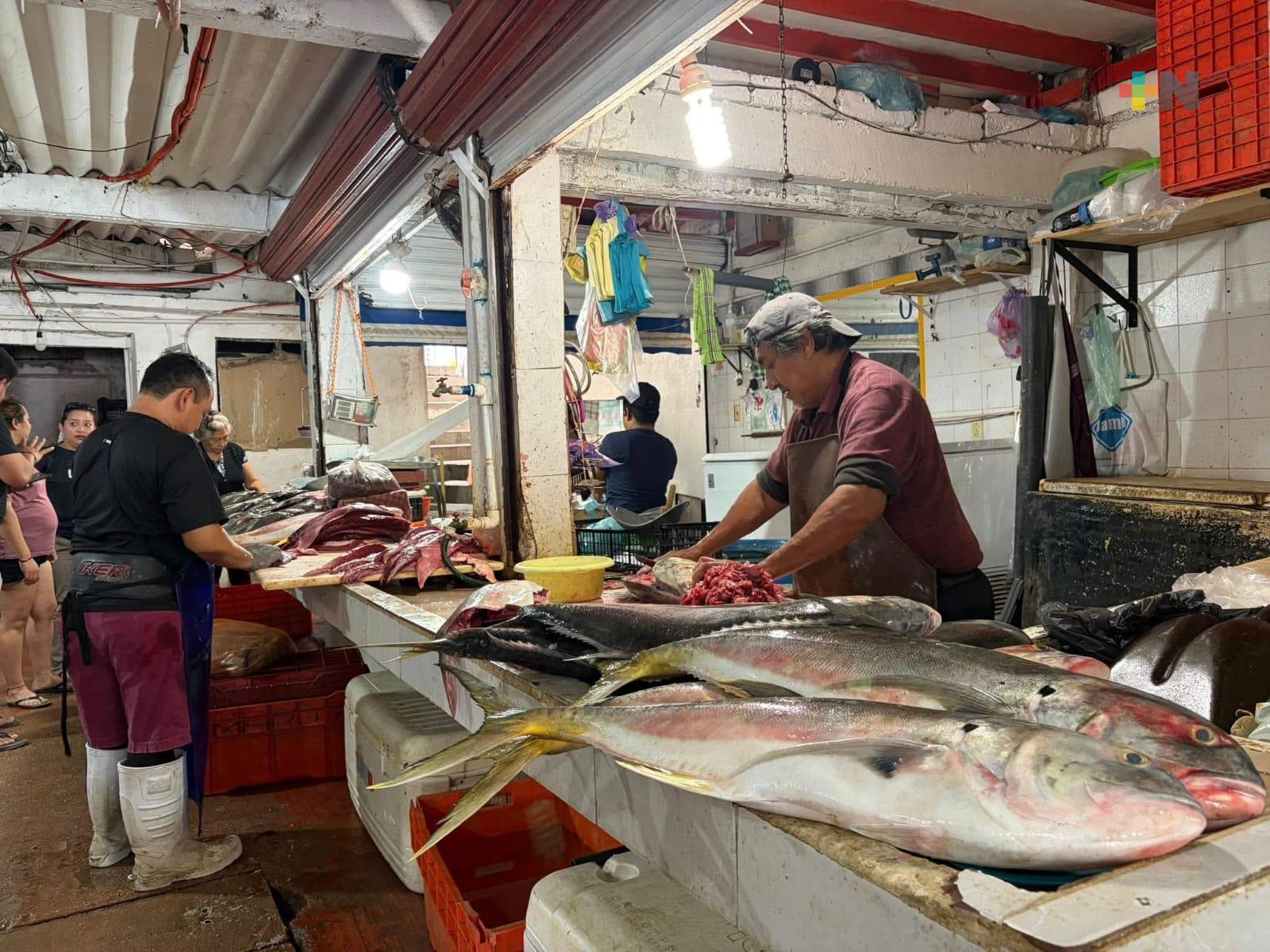 Rehabilitarán banquetas del Mercado de Mariscos de Coatzacoalcos