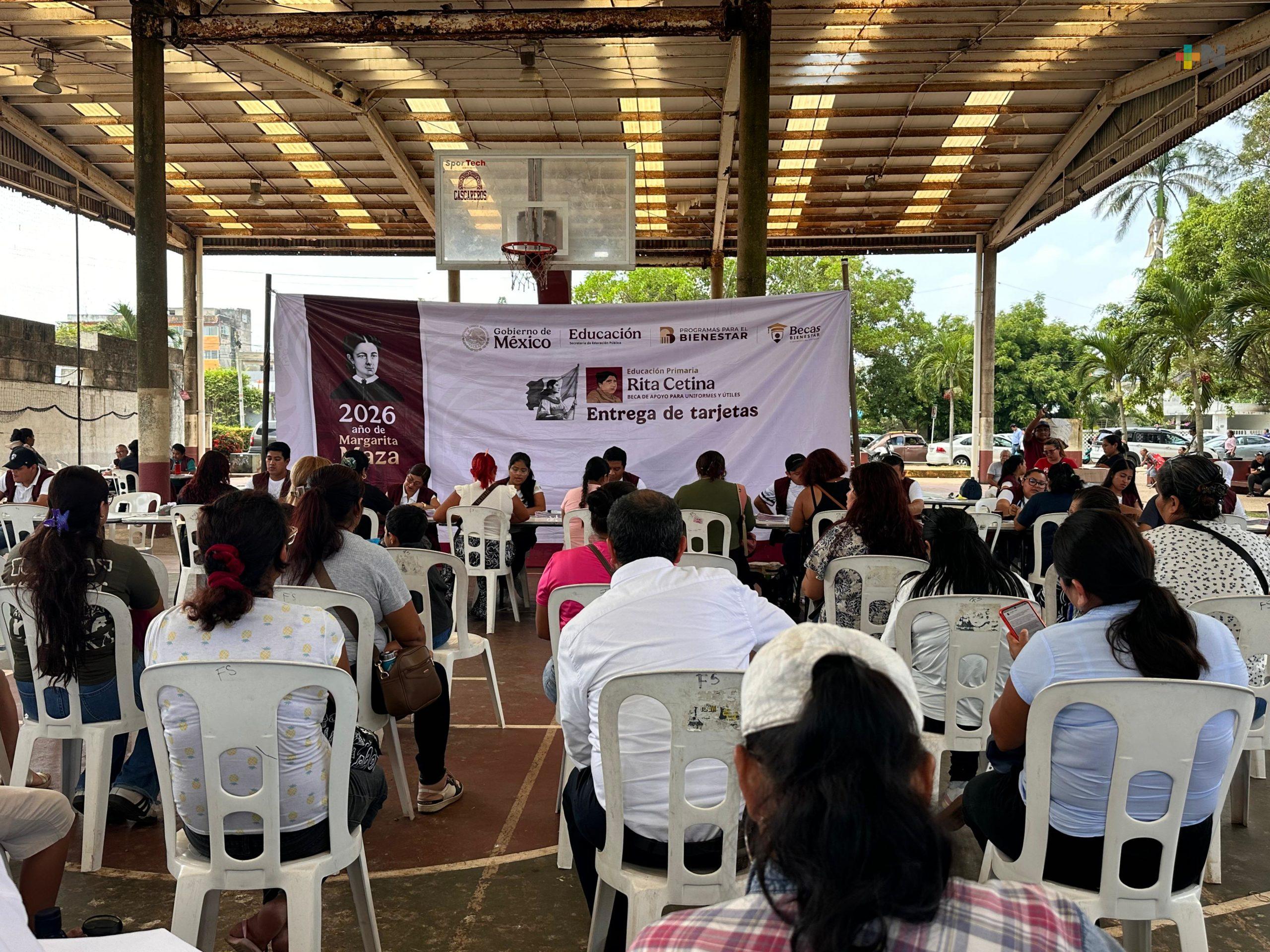 Inicia entrega de tarjetas de la beca Rita Cetina en Coatzacoalcos