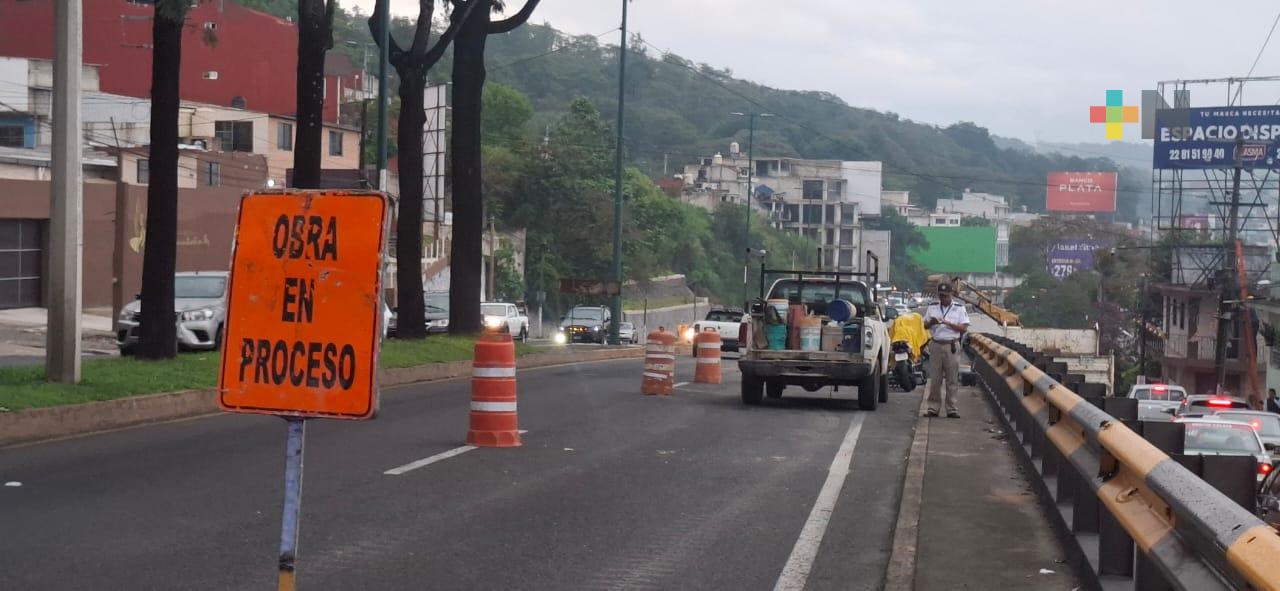 Cierre vial en el puente Macuiltépetl; socavón obliga a trabajos de reparación