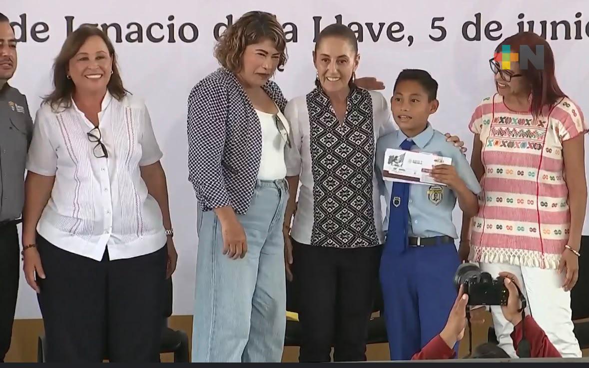 Claudia Sheinbaum entrega Beca Rita Cetina en Minatitlán; educación, prioridad del gobierno federal