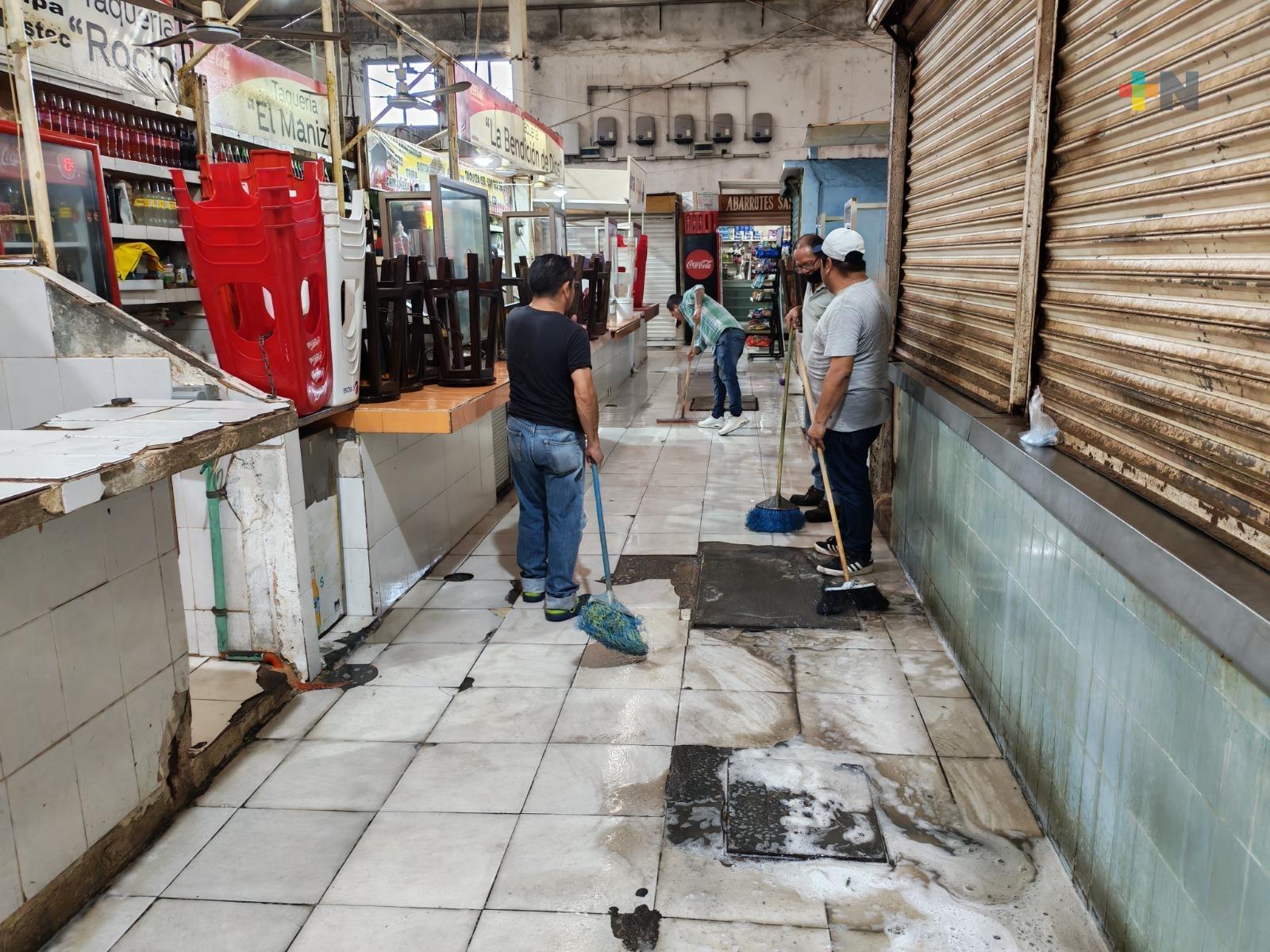Realizan limpieza y fumigación en mercados de Coatzacoalcos