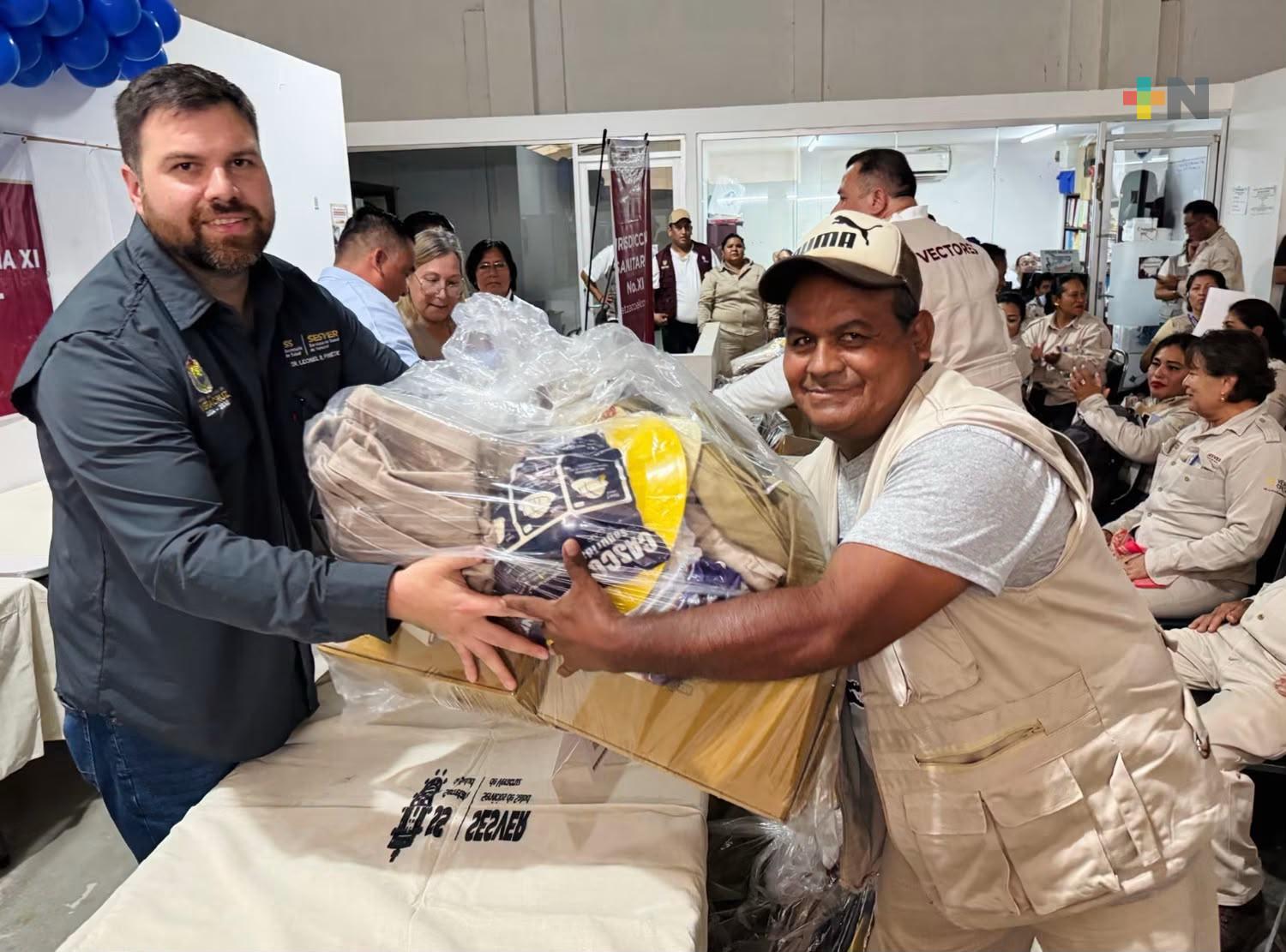 Entregan uniformes y equipo a personal de Vectores en el sur de Veracruz