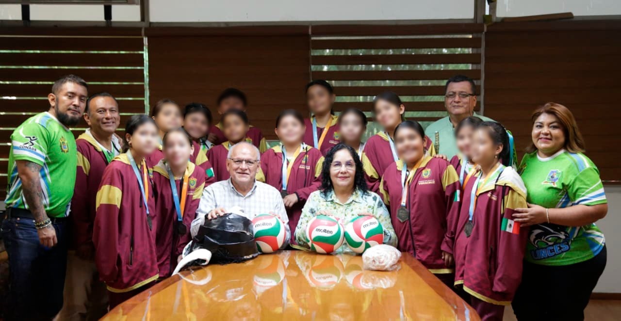 Reconocen a equipo femenil de voleibol de Jáltipan por lograr medalla de oro