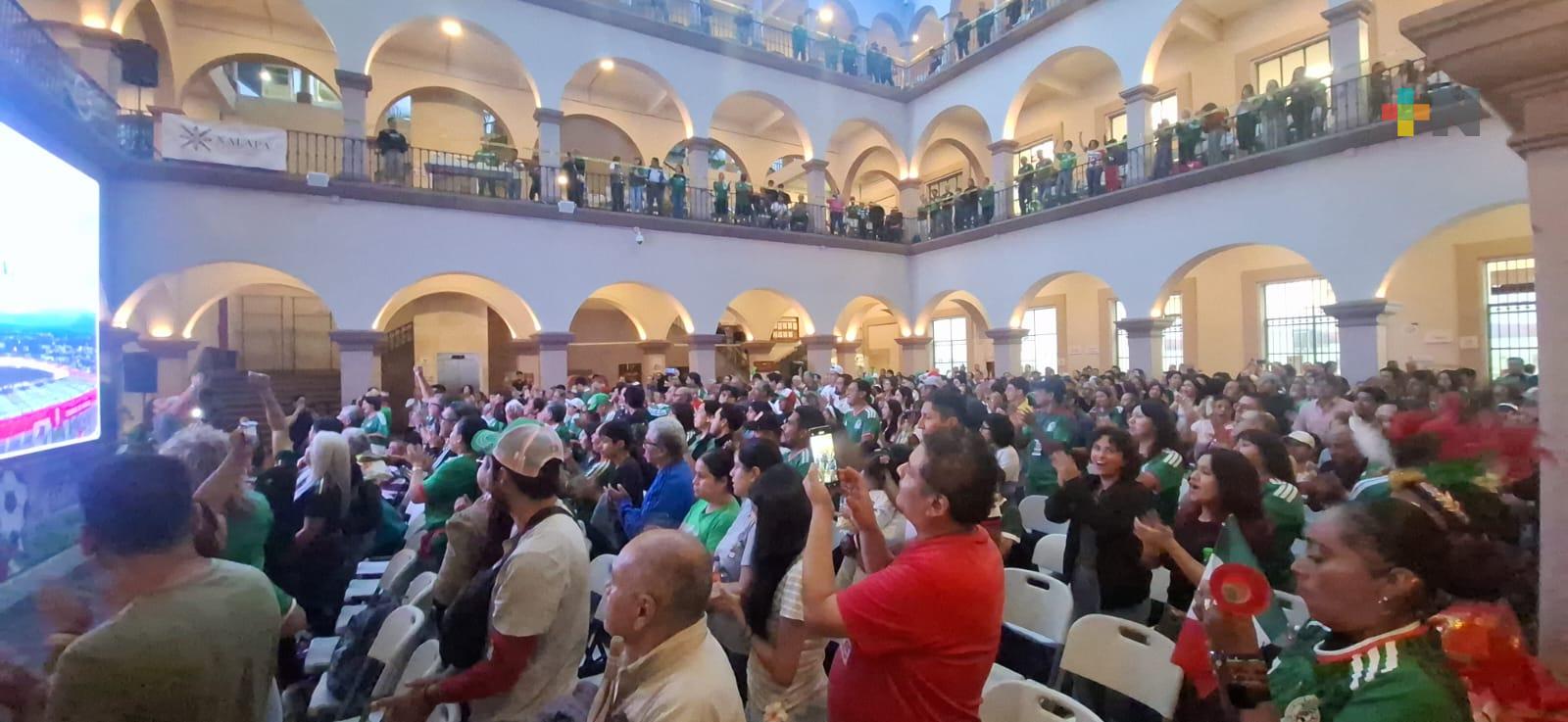 Xalapa celebra el tercer triunfo de México en el Mundial
