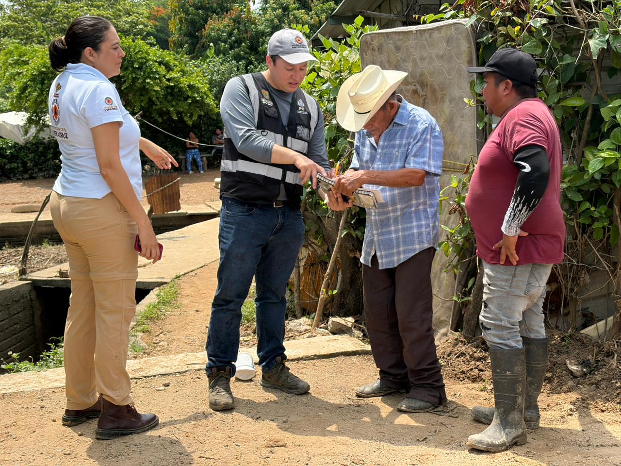 Distribuye Protección Civil ayuda humanitaria y atención médica a familias afectadas en Isla